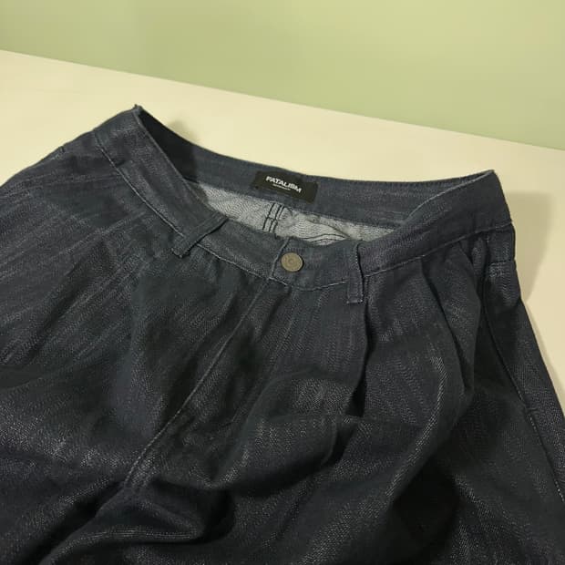 L 페이탈리즘 세미와이드핏 투턱 인디고 데님팬츠