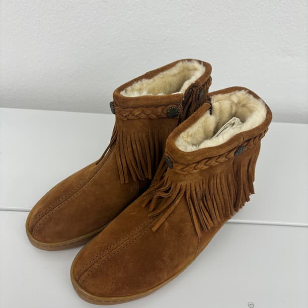 Minnetonka 프린지 부츠 스웨이드