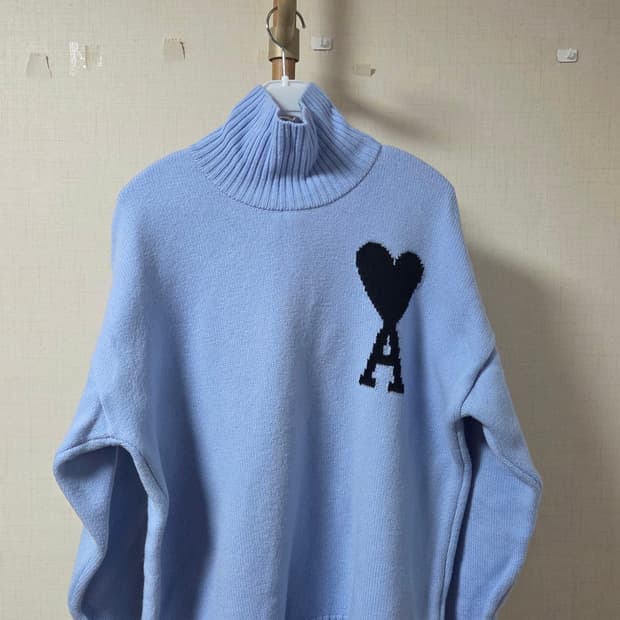 아미 빅하트 로고 터틀넥 니트 스카이블루