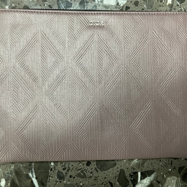 디올의 다이아몬드 로고 미니 파우치 새상품
