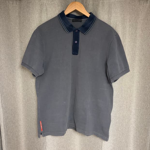 프라다 스포츠 PRADA Sport 레드탭 로고 피케 폴로 반팔 티셔츠