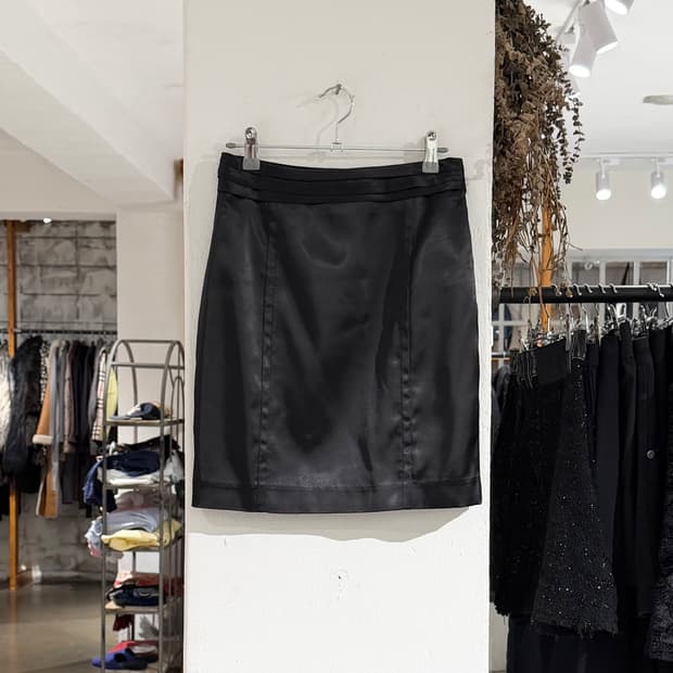 모스키노 블랙 새틴 미디 스커드