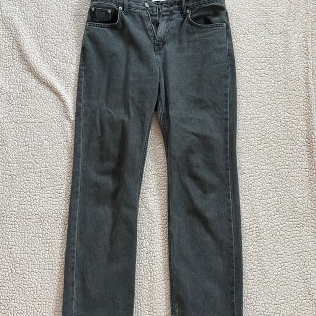 스트레이트 핏 흑청 데님진 