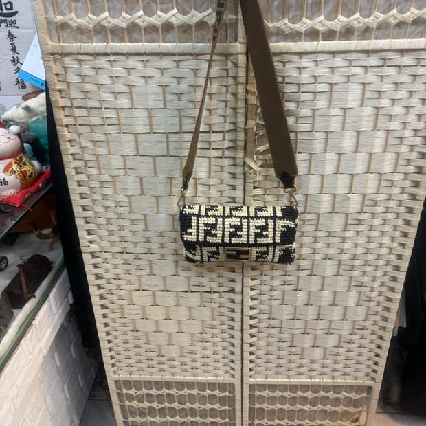 정품 펜디 블랙앤크림 라피아 로고 바켓트백 팝니다