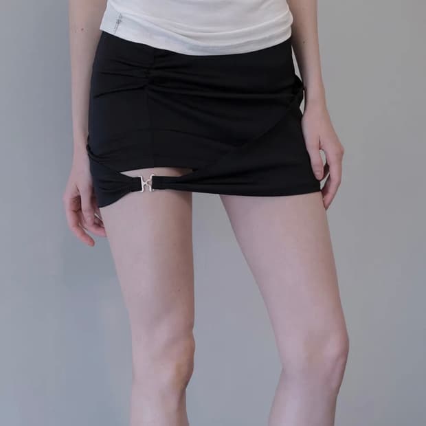 데미오 Contour Strap Mini Skirt (Black)