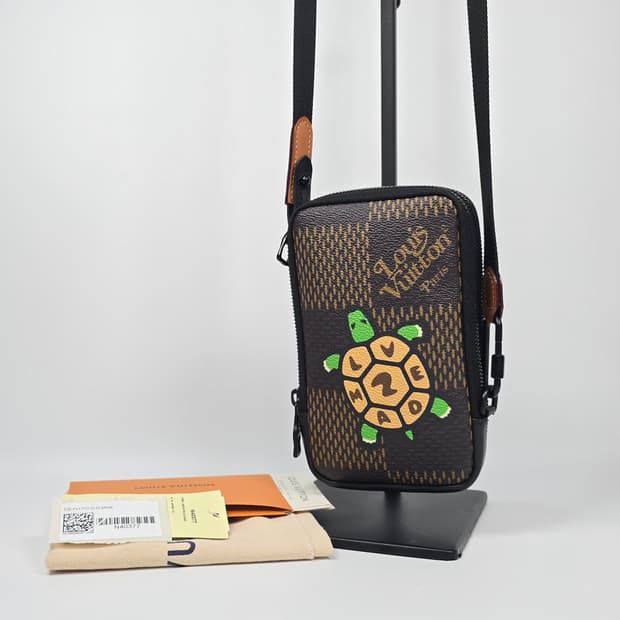 루이비통 x 니고 거북이 더블폰 파우치 미니크로스백