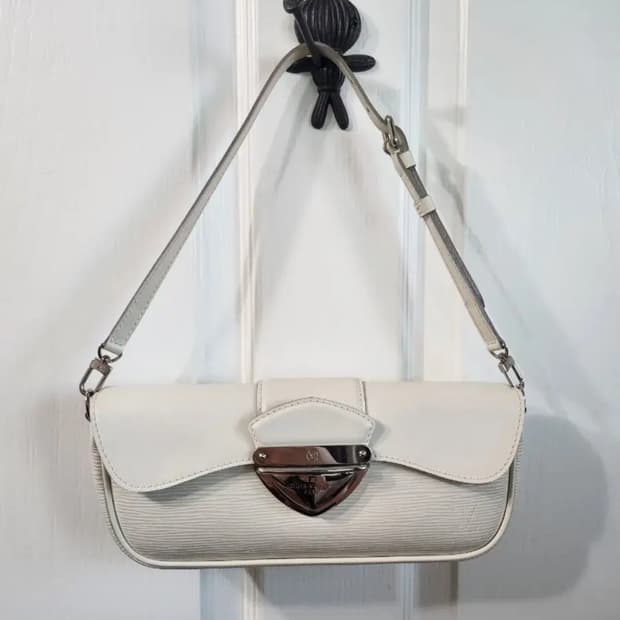 루이비통 에피 에삐 몽테뉴클러치 아이보리화이트