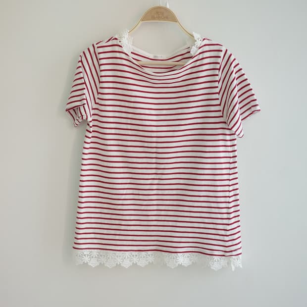 CINEMA CLUB 
• 레드 스트라이프 레이스 티셔츠