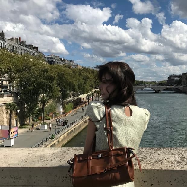 페일제이드 브라운 가방 미윳 프리따 착용