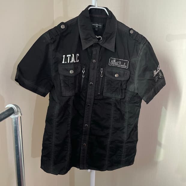 락시크 레터링 자수 블랙 반팔 셔츠 