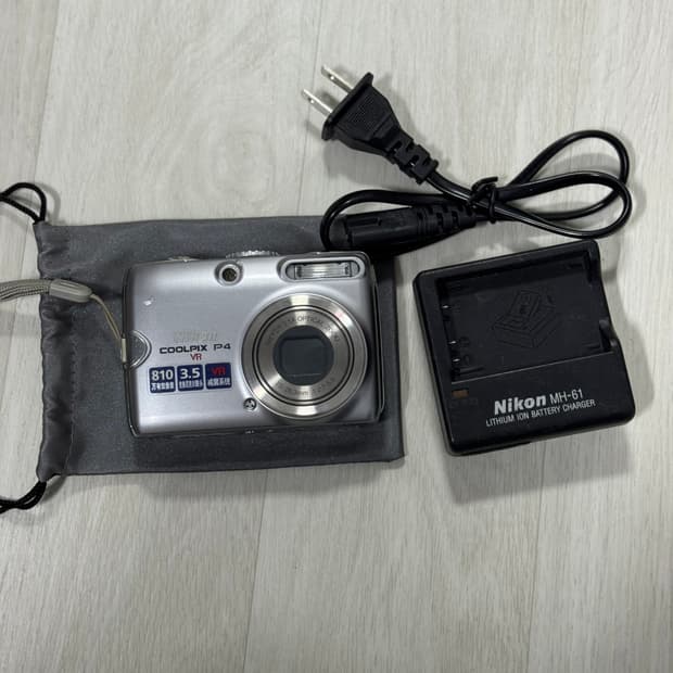 니콘 쿨픽스 P4 카메라