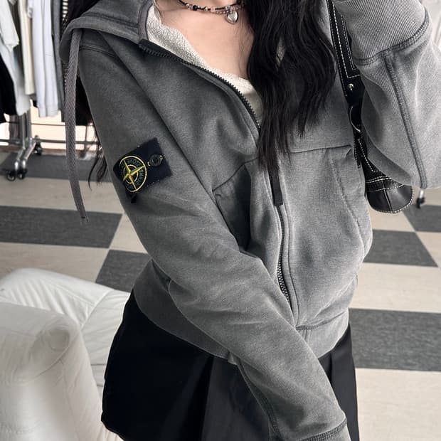 스톤아일랜드 와펜 차콜 후드집업