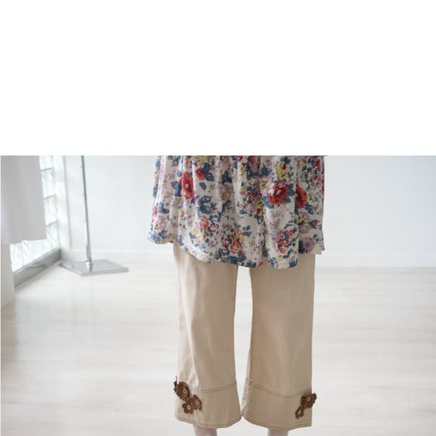  Beige Flower Motif Capri pants