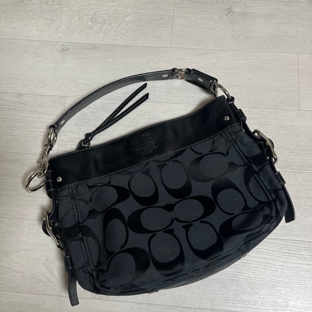 코치 버클 숄더백
