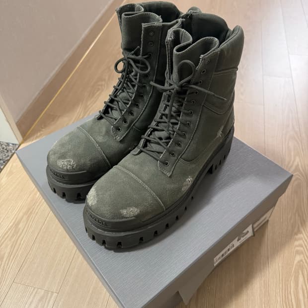 발렌시아가 컴뱃 부츠 카키 43사이즈