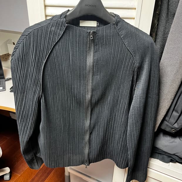 [M] 아모멘토 맨즈 플리츠 집업 점퍼