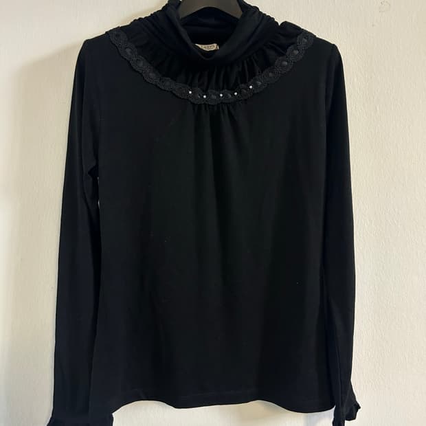 엑시즈 팜 진주 레이스 트리밍 롱 슬리브