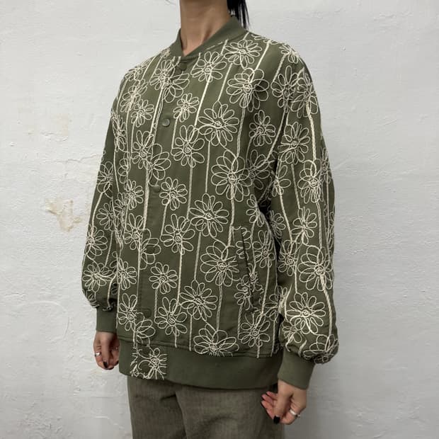 센스오브플레이스 그린컬러 폴리 코튼 혼방 보나티컬 플라워 스타디움 자켓