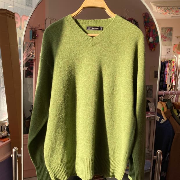 울 100% 올리브 카키 브이넥 니트