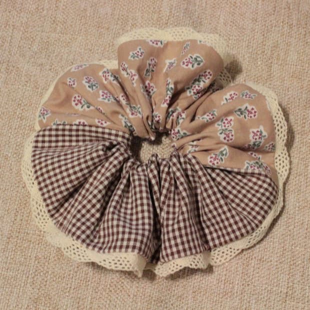 핸드메이드 베이지 꽃무늬 레이스 스크런치