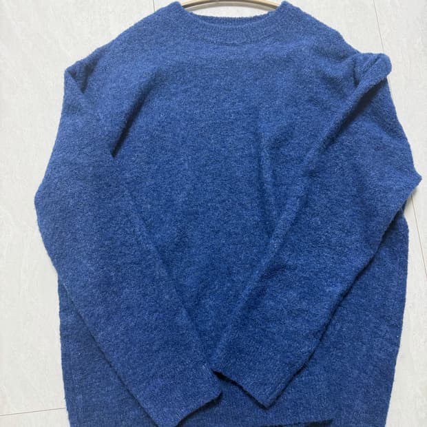 파란색 라운드넥 부클니트 L