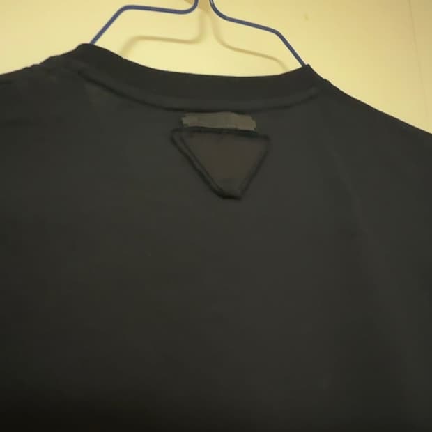 프라다 삼각패치 티셔츠