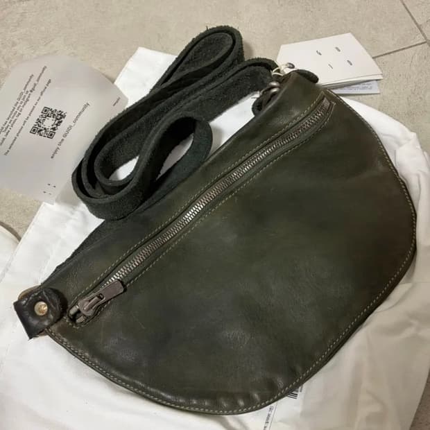 구이디 레더 크로스백 [밀리터리 그린]