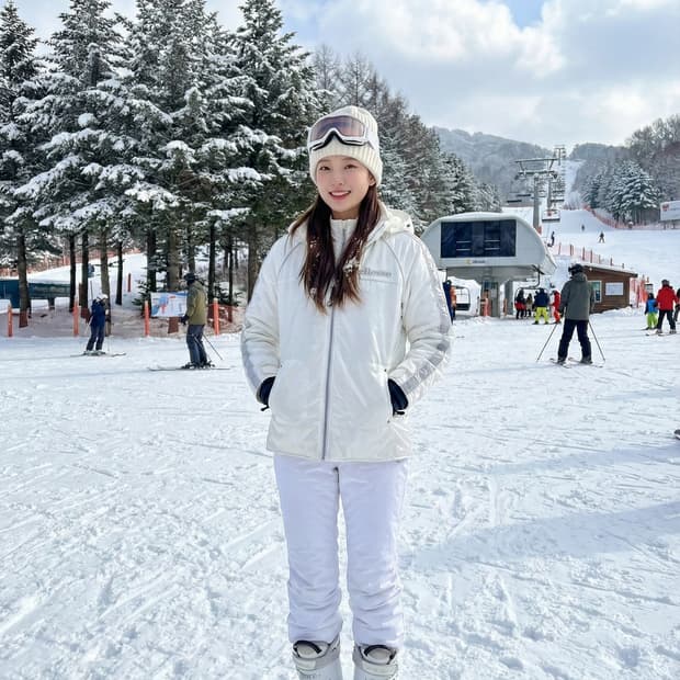 엘레쎄. 화이트 광택 후드 패딩 점퍼_95