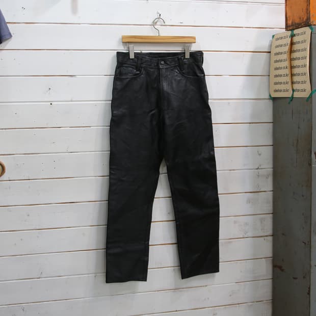 (착용컷) PLICANA 카우 레더 팬츠 (남성용 31.5)