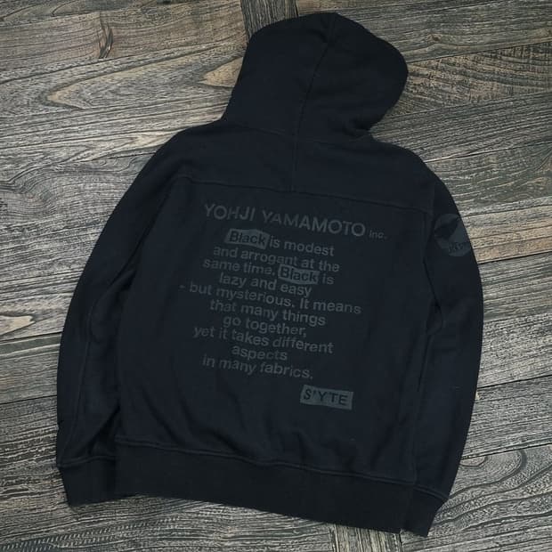 요지야마모토 S'YTE 뒷판 프린팅 후드티 블랙 P01169
