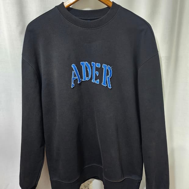 아더에러 맨투맨 블랙 색상 A1 사이즈입니다