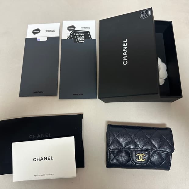 샤넬 클래식 네이비 카드 홀더 그레인드 카프스킨 & 골드 메탈