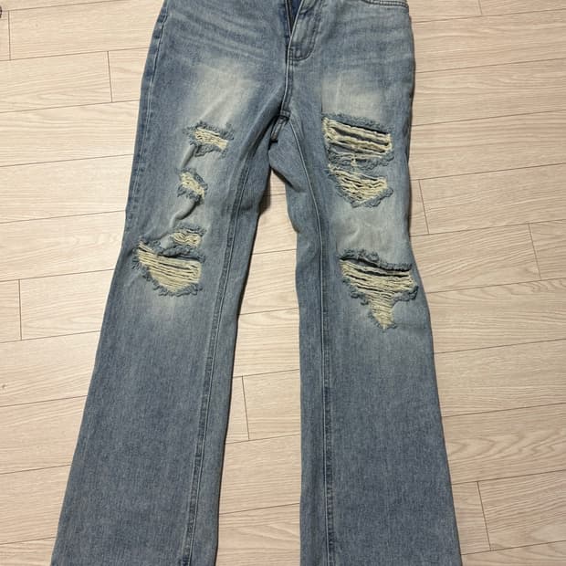 Destroyed jeans