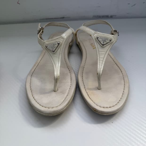 정품) 프라다 삼각로고 화이트 쪼리 샌들 37