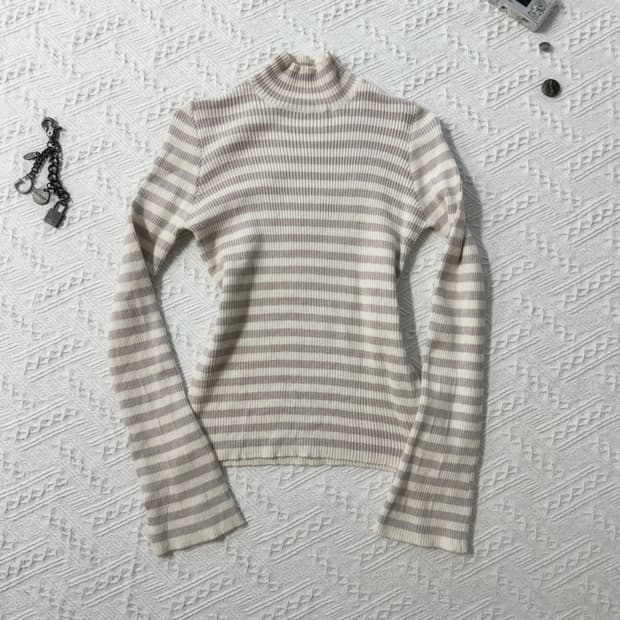 울 혼방 세미 페플럼 슬리브 하이 넥 니트