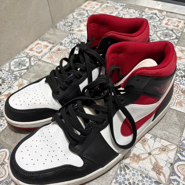 조던1 미드 짐레드 블랙 화이트 310 사이즈