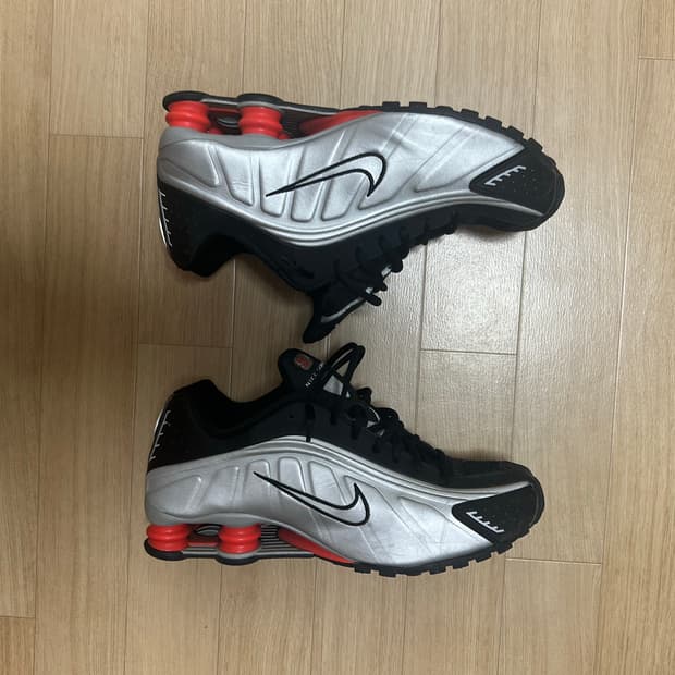 나이키 샥스 R4 블랙 엔 메탈릭 실버 290