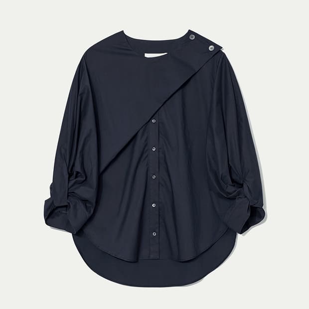 킨더살몬 트위스트 볼륨 블라우스 다크네이비