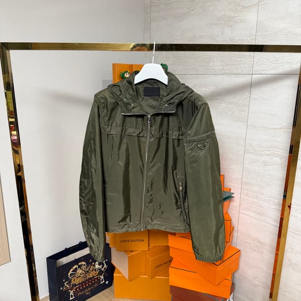 [52사이즈]프라다 리나일론 바람막이