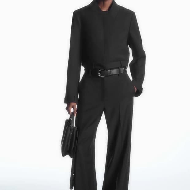 COS 파워숄더 디컨스트럭티드 블랙 재킷