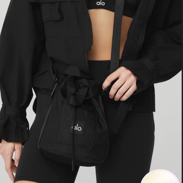 새상품] 알로요가(Alo Yoga) 익스플로러 버킷백 - 블랙