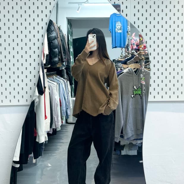 캐피탈 스웨터 브이넥 니트