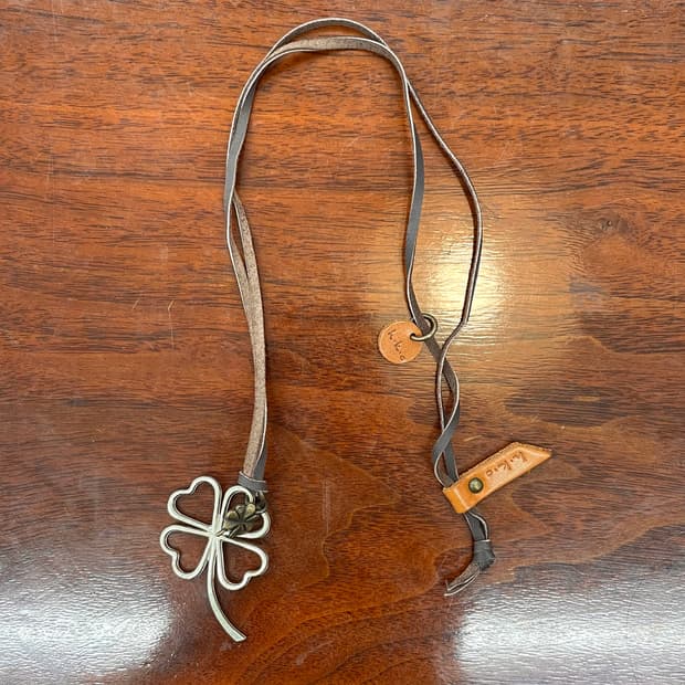 빈티지 클로버 팬던트 레더 스트랩 목걸이
