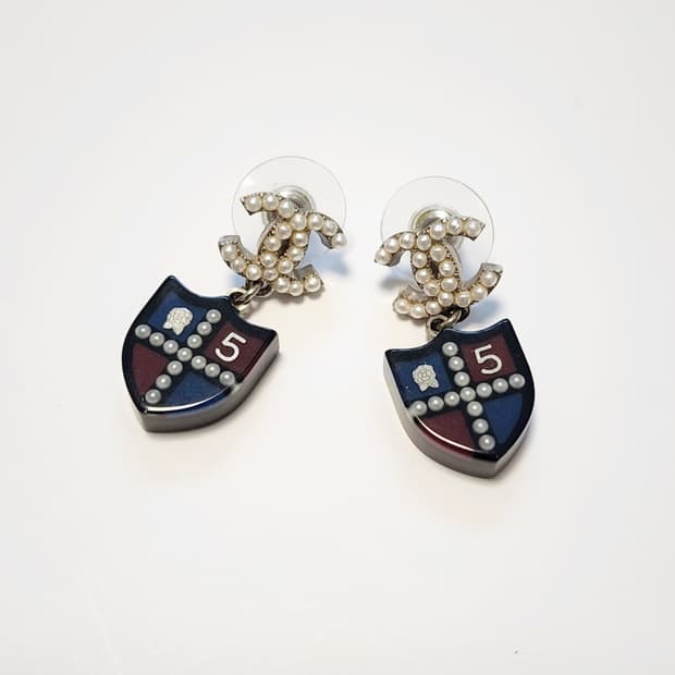 샤넬 CC로고 방패 드롭 귀걸이 