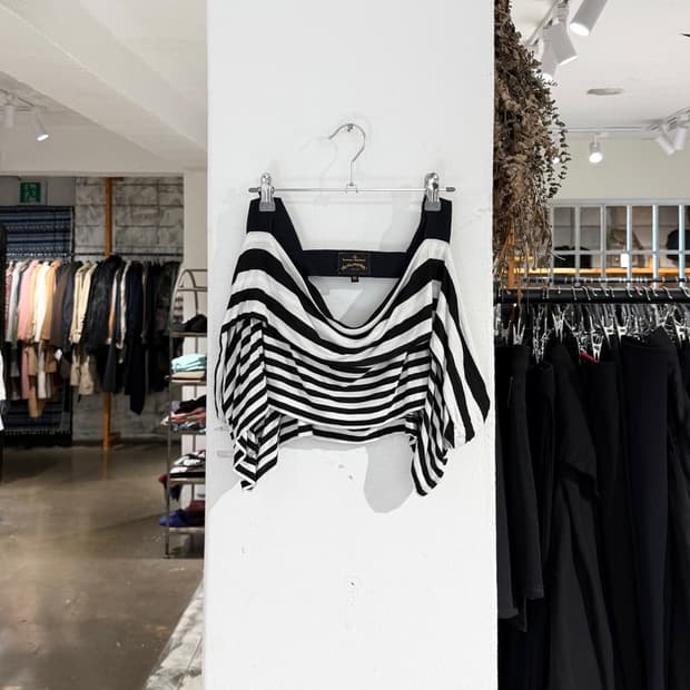 비비안웨스트우드 앵글로매니아 스트라이프 오프숄더 슬리브리스 탑