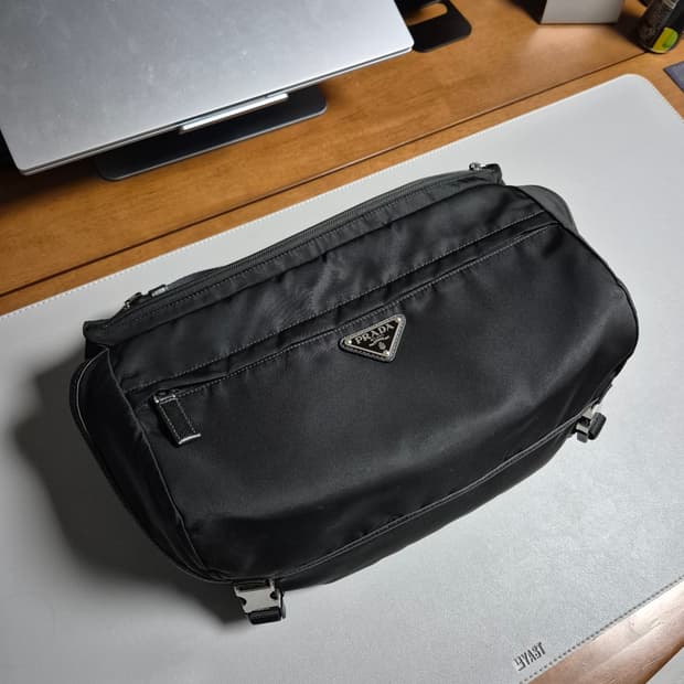 프라다 바이커백 L 라지 (2VH991)