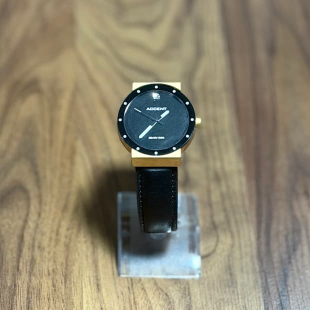 액센트 가죽 시계