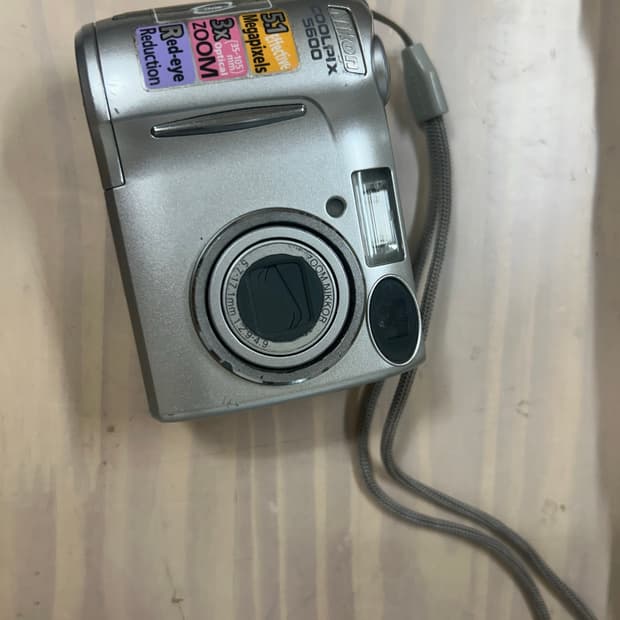 니콘 쿨픽스 5600