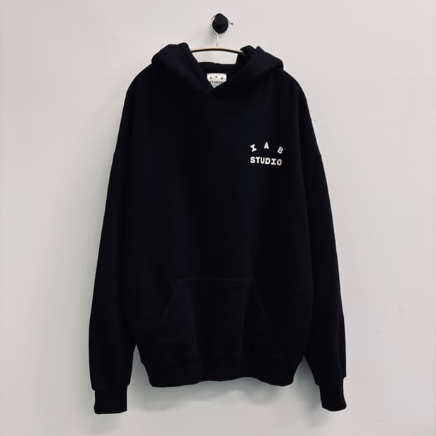 아이앱 스튜디오(IAB STUDIO) 시그니처 로고 후드 블랙
