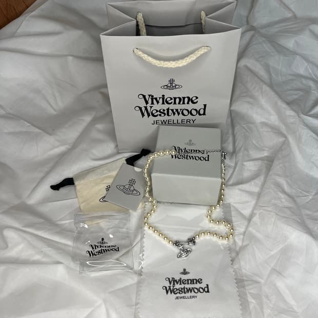 비비안 웨스트우드 오브 펄 네크리스